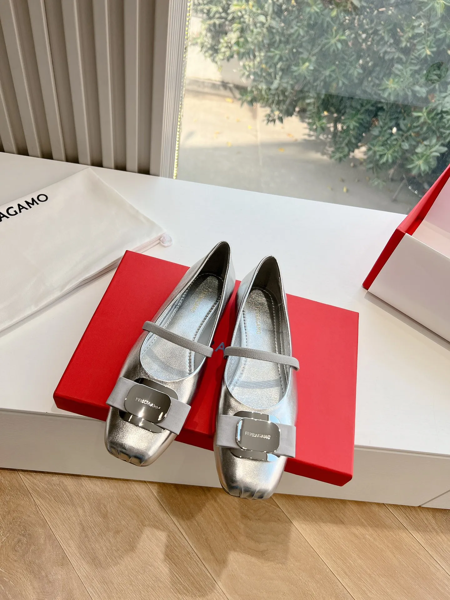 👟👟Ex-factory price 520👟👟 A one-to-one replica of the original version of the top-notch FERRAGAMO women's new version of Vara nameplate ballet flats, which are indeed more stunning on the feet~Bow-tie, flat shoes that combine beauty and beauty, are very versatile, and will not tire your feet when worn. It is definitely a pair that is worth buying! Fabric: Imported sheepskin Lining: sheepskin Code number: 35-39 (40/41 customization is non-returnable and non-exchangeable)